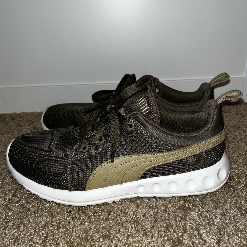 Size 5.5y. I wear a 7w & they fit comfortably perfect! DM for further details.